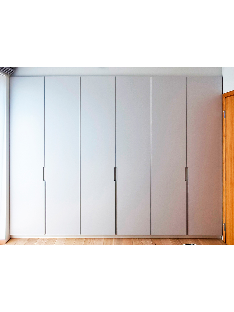 1 sisseehitatud kapp käändustega